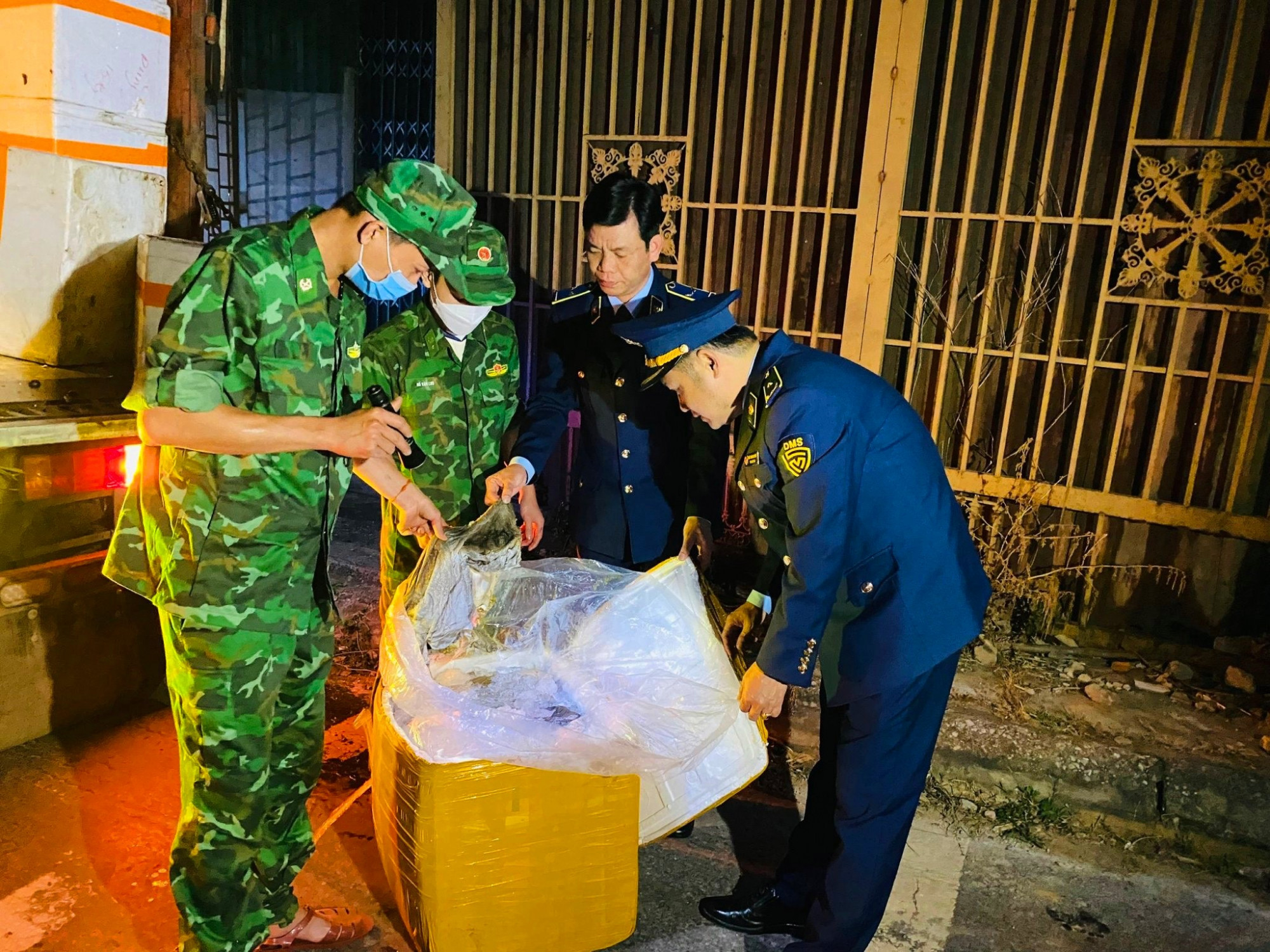 15 thùng xốp chứa gần 2 tấn nội tạng lợn đã bốc mùi hôi thối đã được lực lượng chức năng phát hiện. Ảnh: Mạnh Hùng