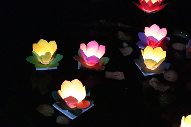 Thả đèn hoa đăng tại chùa Diệu Pháp, quận Bình Thạnh, TPHCM) vào dịp rằm tháng Giêng