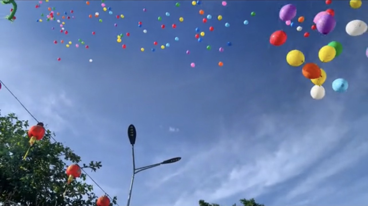 Nhiều quả bóng bay được thả trong hoạt động thả phúc khí cầu