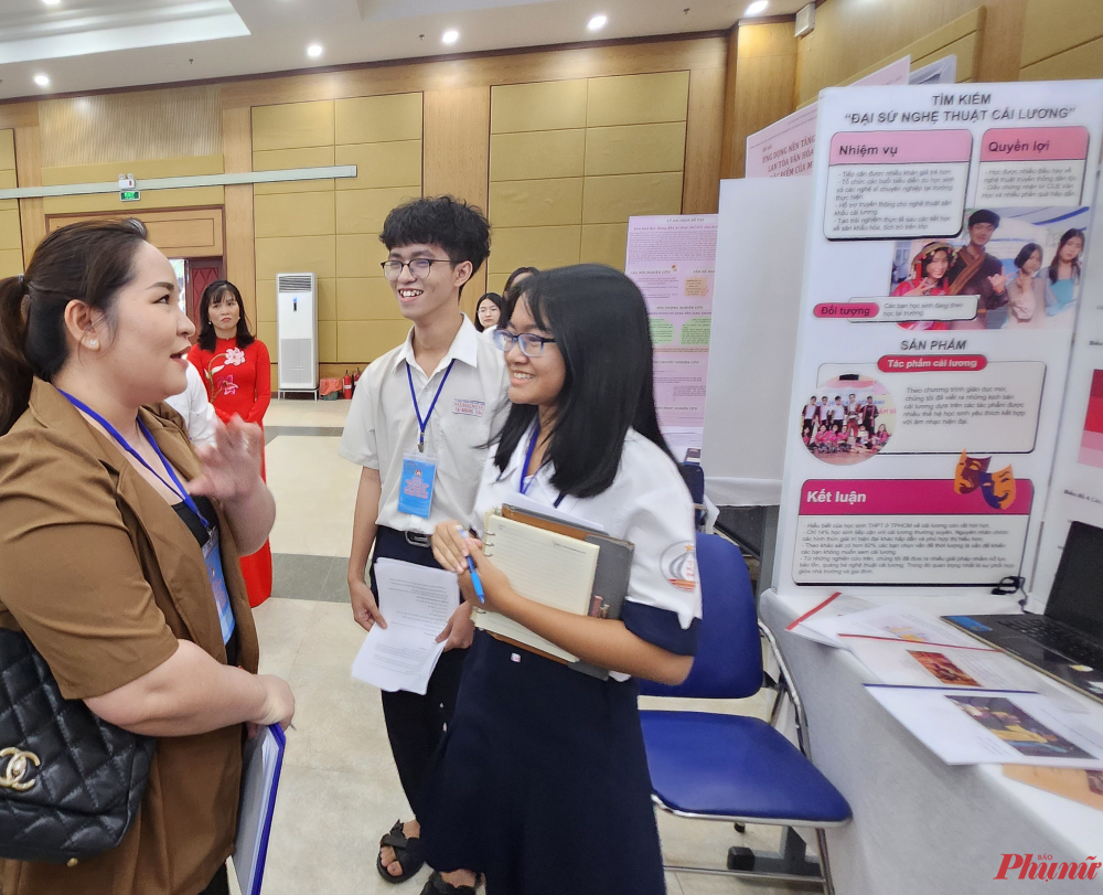 Học sinh Trường THPT Trần Khai Nguyên (quận 5) nghiên cứu giải pháp đưa nghệ thuật cải lương đến gần với giới trẻ