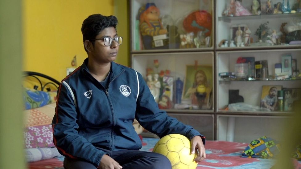 Cô Poulami từng cùng đội tuyển bóng đá nữ quốc gia Ấn Độ tham gia các giải đấu quốc tế - Ảnh: Sandip Roy/BBC 