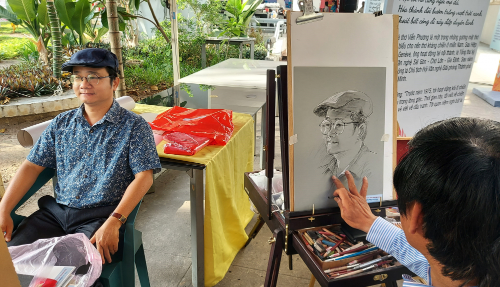 Họa sĩ Lê Sa Long vẽ chân dung cho các nhà văn, nhà thơ tại Ngày hội thơ Việt Nam 2023.