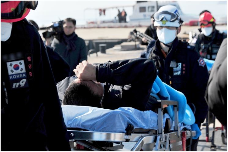 Một người sống sót sau sự cố tàu đánh cá được đưa lên xe cấp cứu tại một bến tàu ở Mokpo, tỉnh Nam Jeolla,