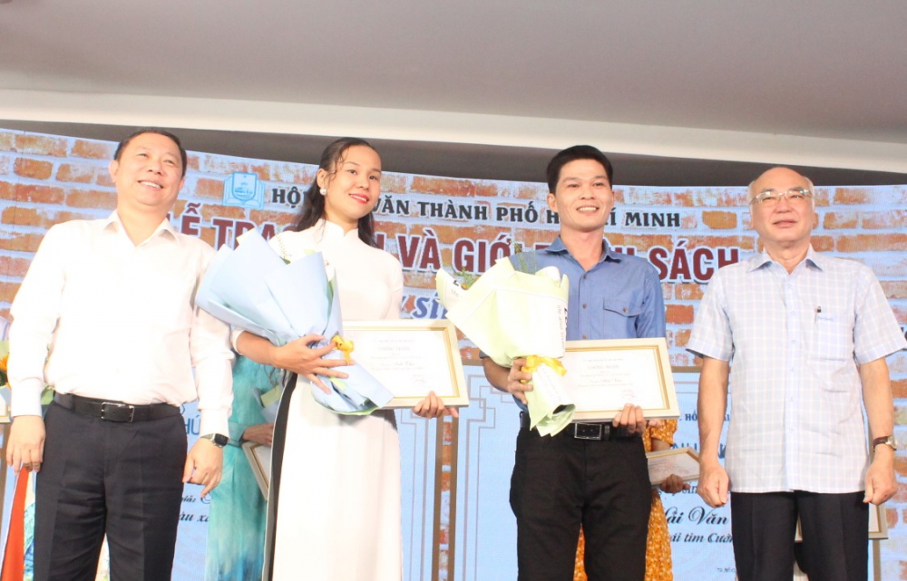 Lãnh đạo TPHCM trao giải Nhì cuộc thi bút ký Những hy sinh thầm lặng.