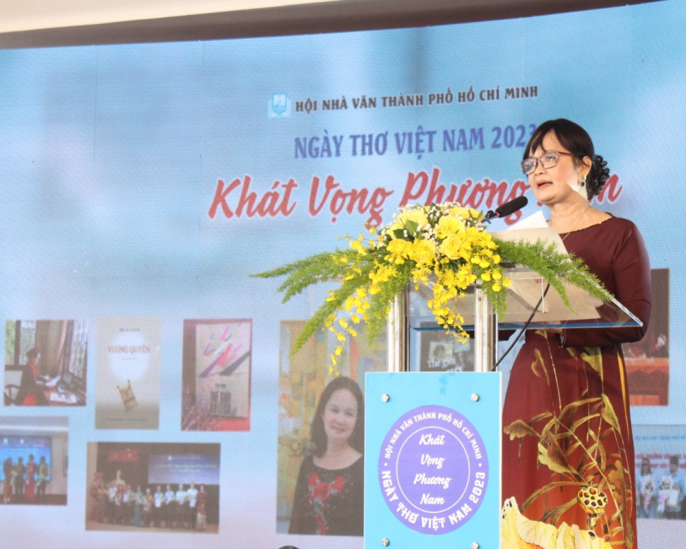 Chủ tịch Hội Nhà văn TPHCM phát biểu khai mạc Ngày thơ Việt Nam 2023.