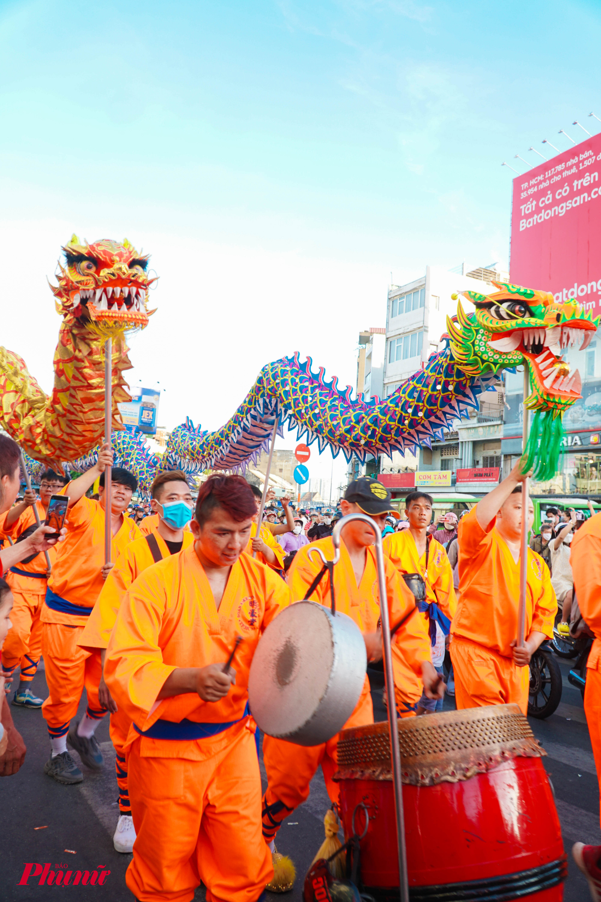 Tiếng trống náo nhiệt cùng trang phục đầy màu sắc khiến con phố Hải Thượng Lãn Ông sôi nổi trong choeeuf nay