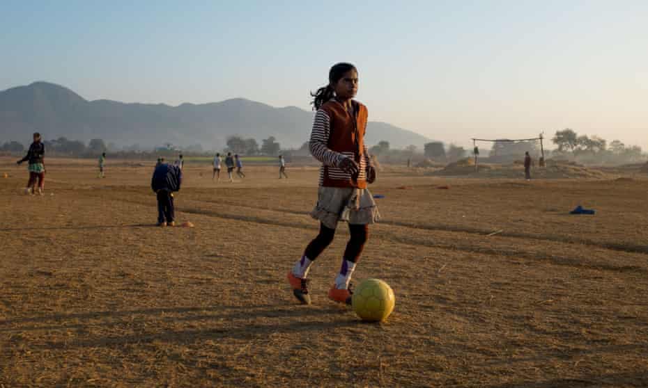 Các bé gái ở vùng nông thôn của Ấn Độ không được ủng hộ chơi bóng đá - Ảnh: Ilana Millner/Guardian 