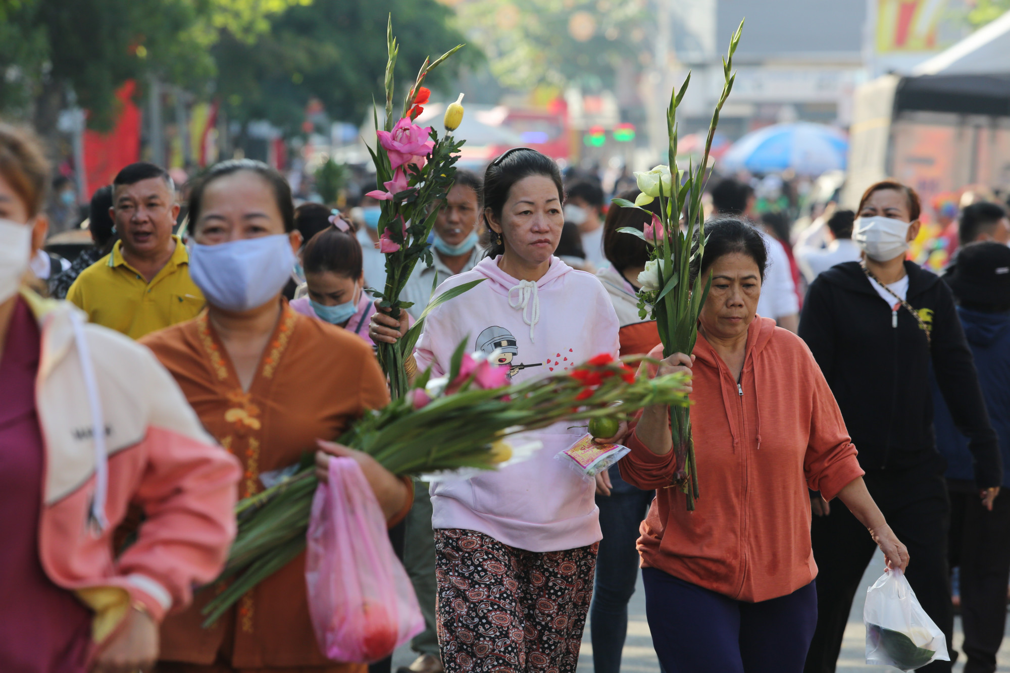  vvv Ông Trần Vĩnh An, Phó Ban trị sự miếu Bà Thiên Hậu, ở phường Phú Cường cho biết, năm nay, lễ rước kiệu Bà rơi vào ngày cuối tuần nên lượng khách đổ về đây rất đông. Ngay từ sáng nay, lực lượng chức năng thành phố Thủ Dầu Một đã lập các chốt chặn phương tiện từ xa miếu Bà để tránh gây ùn tắc giao thông. 