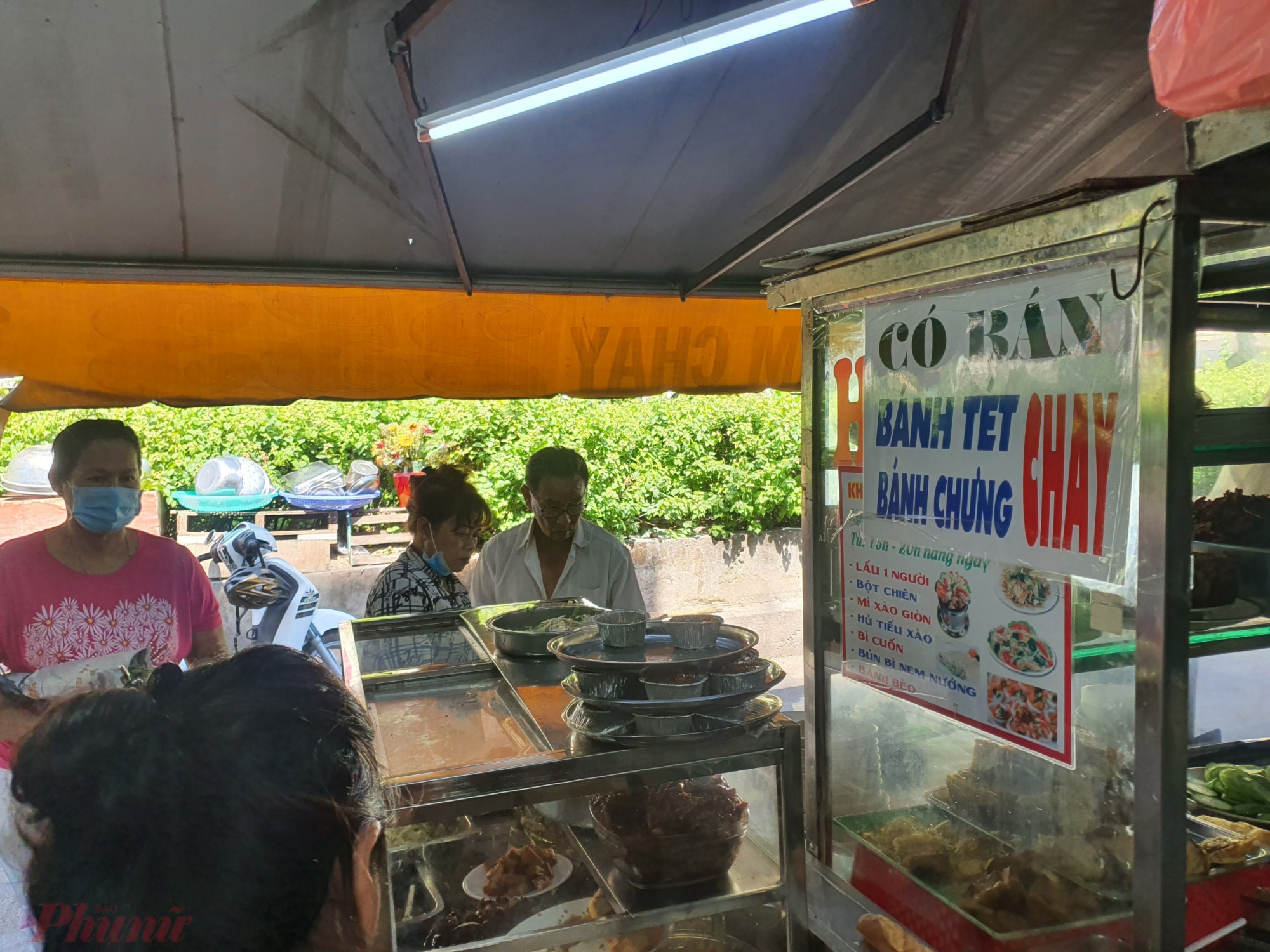 Một quán ăn chay trên đường Hùng Vương đông nghịt khách đứng chờ đến lượt mua cơm