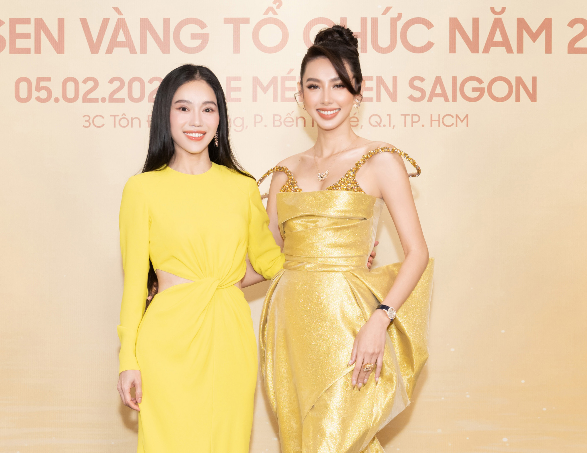 Bà Kim Dung và hoa hậu Thuỳ Tiên trong sự kiện