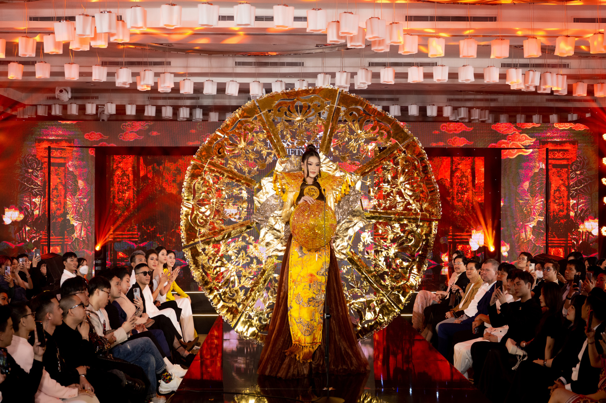 Hoa hậu Thiên Ân trình diễn thiết kế Trúc chỉ, giành chiến thắng trong phần thi thiết kế trang phục văn hoá dân tộc trong khuôn khổ Hoa hậu Hoà bình Việt Nam 2022