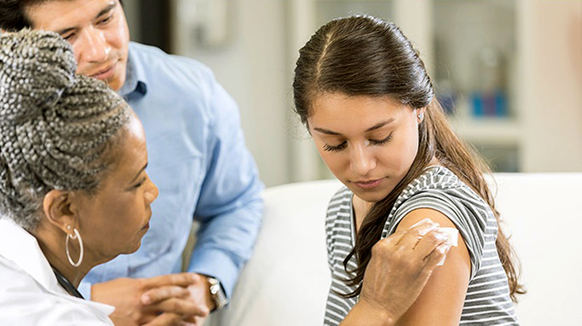 Một cô gái đang chích vắc xin ngăn nhiễm trùng do vi rút gây u nhú ở người (HPV) - ẢNH: AP