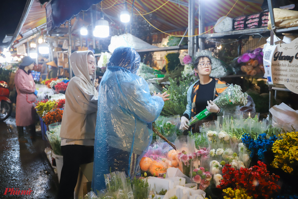 Chị Nguyễn Thị Thuý (Tiểu thương chợ hoa Quảng An) cho biết: 'Khách lẻ tới mua ít lắm, chủ yếu là khách mua buôn để chia ra bán lẻ, đổ buôn tại các khu chợ nhỏ. Trước Tết, chợ cứ nhộn nhịp cả ngày nhưng giờ thì vắng vẻ quá'