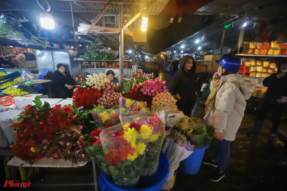 Các tiểu thương tại chợ cho biết, năm nay, các loại hoa nhập ngoại như hoa tuyết mai, thanh liễu, lan tiên, diễn vĩ, phi yến, tulip… rất được ưa chuộng, mặc dù giá thành khá cao.