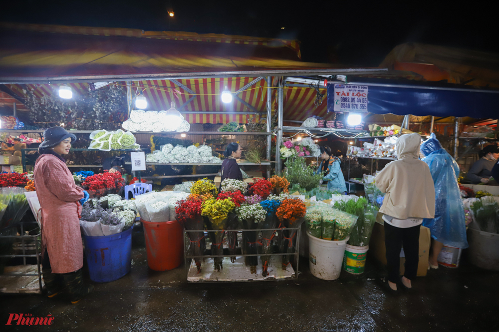 Tuy nhiên, ghi nhận của PV trong đêm trước ngày Rằm tháng Giêng, chợ hoa Quảng An lại ở trong không khí vắng vẻ, thưa thớt người qua lại.