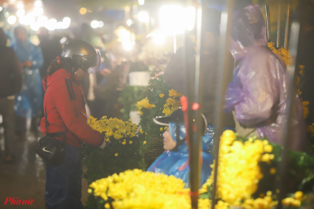 Về khuya, có thêm người tới để mua hoa lẻ. Theo tín ngưỡng người Việt, ngày Rằm tháng Giêng là ngày Rằm quan trọng nhất trong năm, vì thế người dân cũng rất chú ý trong ngày này.
