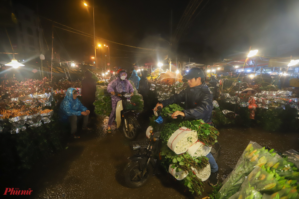 Ghi nhận tại chợ hoa đêm Quảng An, lượng người tới đây có phần ít hơn so với thời điểm những ngày trước Tết Nguyên Đán 2023.