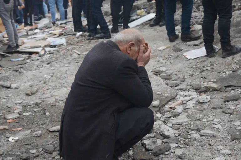 Một người đàn ông suy sụp khi tìm kiếm thân nhân sống sót trong đống đổ nát ở Diyarbakir, Thổ Nhĩ Kỳ