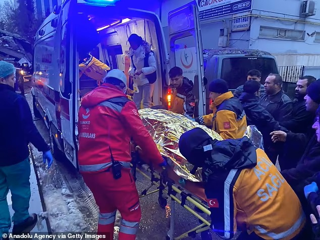 Một người phụ nữ được giải cứu khỏi đống đổ nát của một tòa nhà trong nỗ lực tìm kiếm và cứu nạn đang diễn ra ở Thổ Nhĩ Kỳ