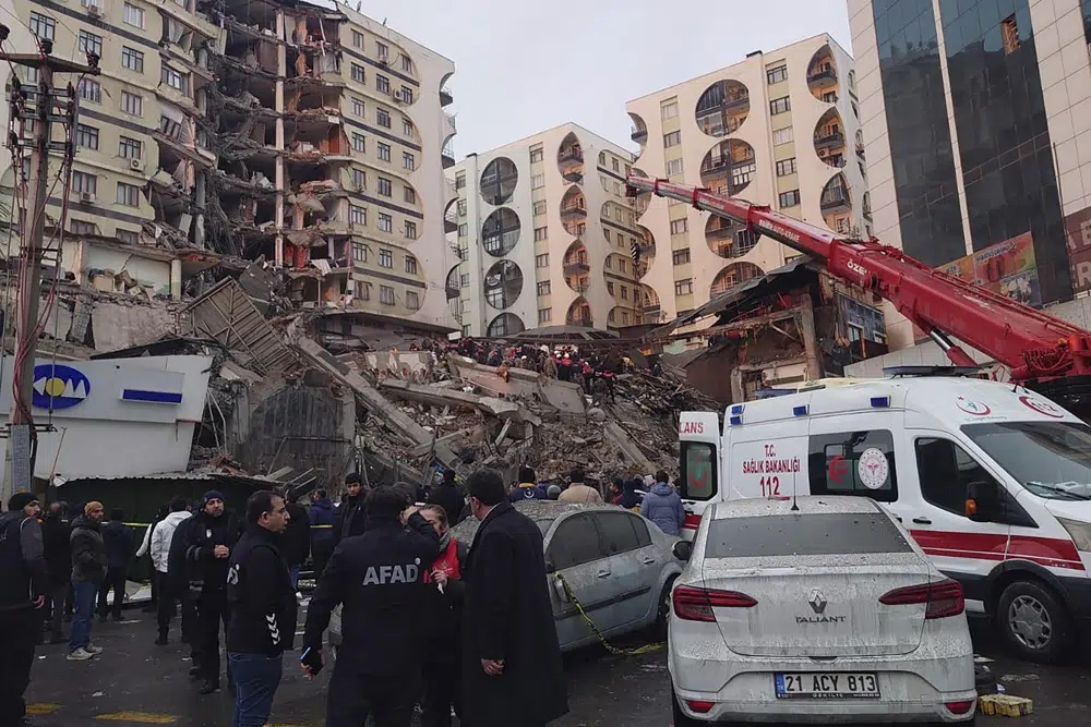 Nhân viên cứu hộ và đội y tế cố gắng tiếp cận những cư dân bị mắc kẹt trong một tòa nhà bị sập sau trận động đất ở Diyarbakir