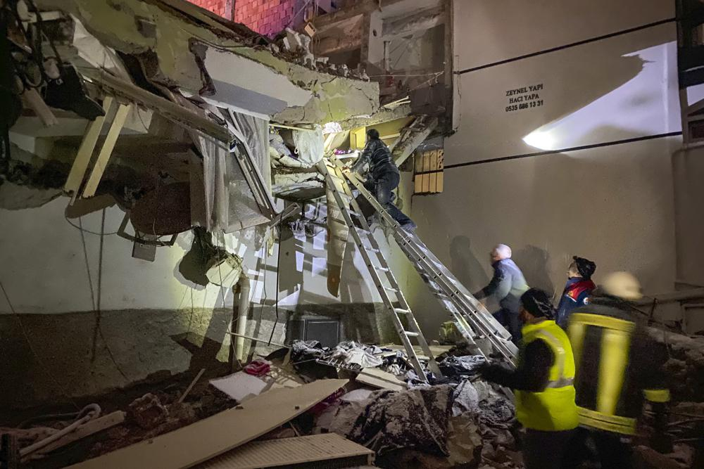 Các đội cứu hộ cố gắng tiếp cận những cư dân bị mắc kẹt bên trong các tòa nhà bị sập ở Adana, Thổ Nhĩ Kỳ