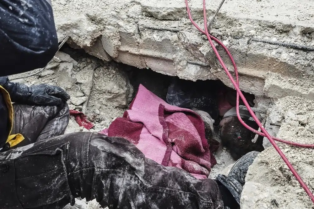 Các thành viên dân phòng Syria tìm kiếm người dưới đống đổ nát của một tòa nhà bị phá hủy ở Afrin, Syria