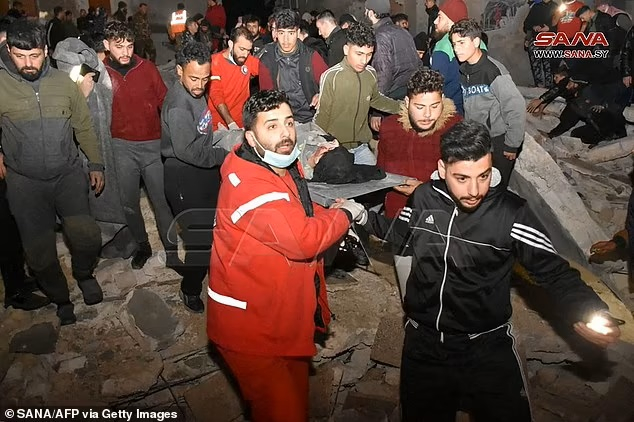 Lực lượng cứu hộ ở thành phố Hama của Syria đang cố gắng kéo mọi người ra khỏi đống đổ nát