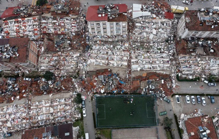 Ảnh chụp từ trên cao cho thấy những mảnh vỡ của một tòa nhà bị sập ở Hatay, Thổ Nhĩ Kỳ