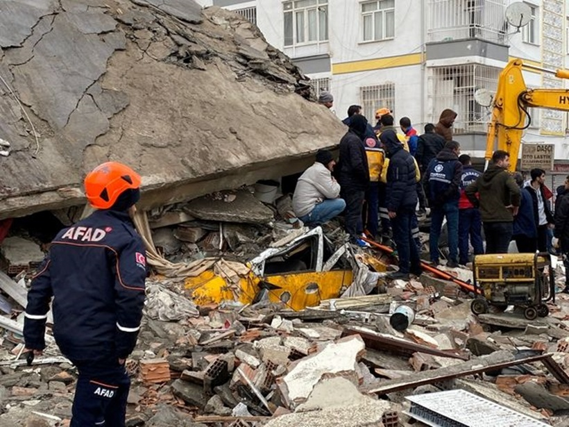Người dân tìm kiếm nạn nhân trong đống đổ nát sau trận động đất ở Diyarbakir, Thổ Nhĩ Kỳ