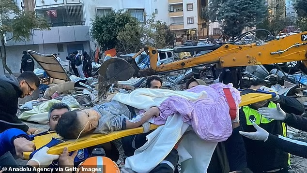 Một đứa trẻ được giải cứu từ bên dưới đống đổ nát của một tòa nhà bị sập do động đất