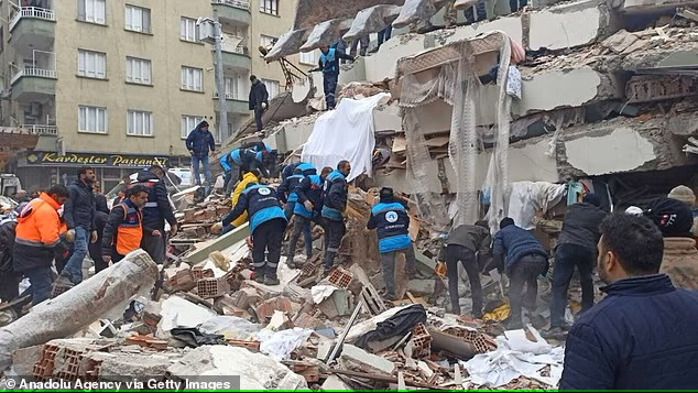 Nhân viên cứu hộ làm việc trong đống đổ nát của một tòa nhà bị sập ở Thổ Nhĩ Kỳ