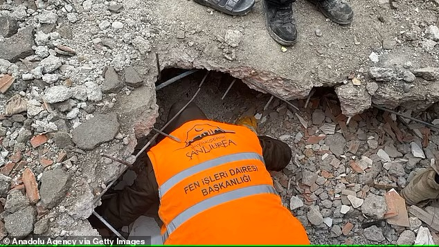 Một nhân viên cứu hộ tìm kiếm trong đống đổ nát của một tòa nhà bị sập ở Thổ Nhĩ Kỳ