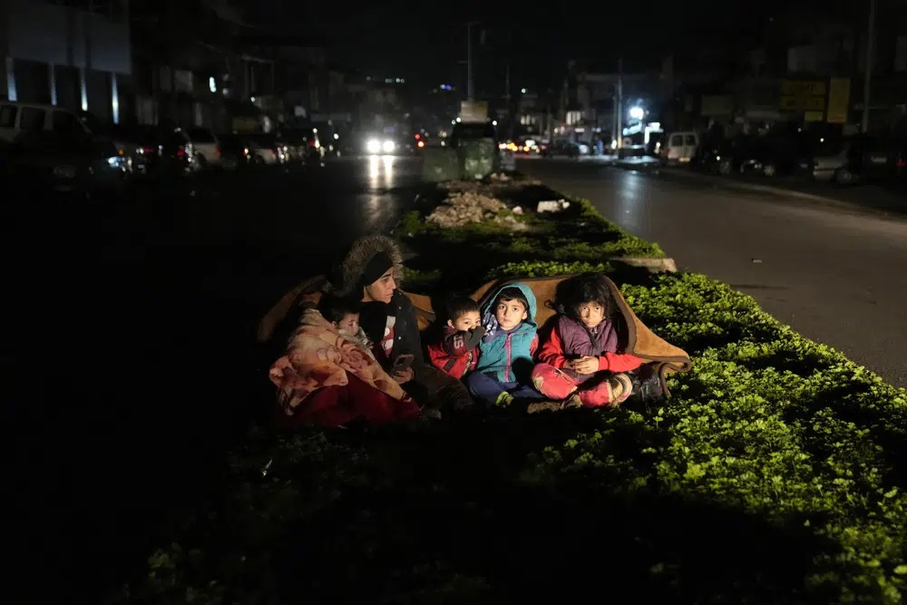 Một gia đình chạy trốn chiến tranh ở Syria và sống ở Beirut, ngồi bên ngoài ngôi nhà của họ sau trận động đất tấn công nước láng giềng Thổ Nhĩ Kỳ vào sáng sớm ngày 6/2