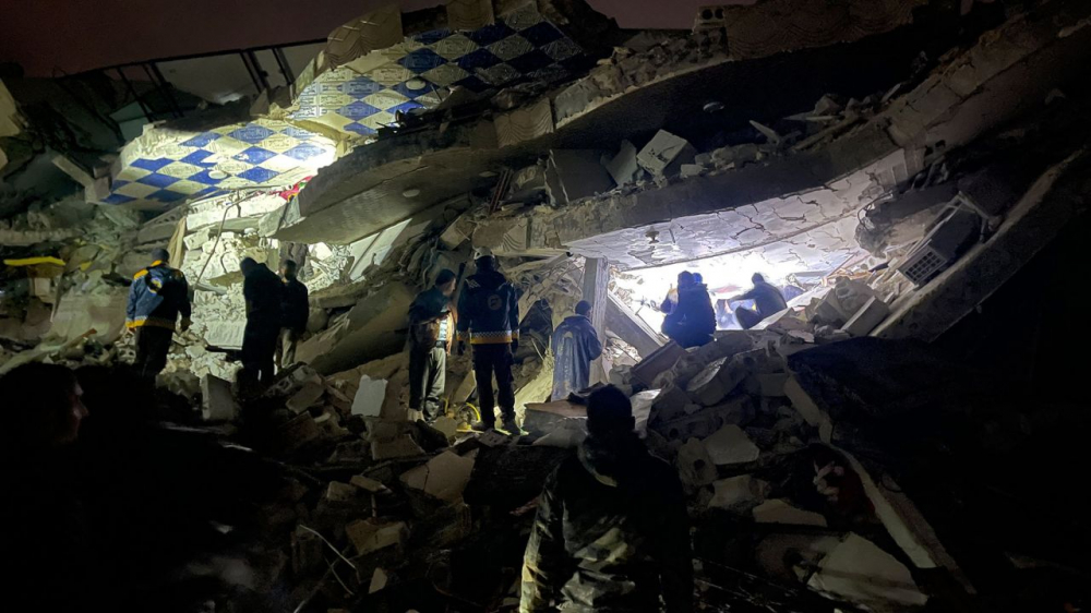 Lực lượng cứu hộ Syria (đội mũ bảo hiểm trắng) và người dân tìm kiếm nạn nhân, người sống sót giữa đống đổ nát của một tòa nhà bị sập