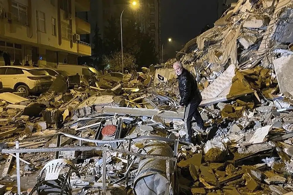 Một người đàn ông tìm kiếm người sống sót giữa các tòa nhà bị sập ở Diyarbakir, miền nam Thổ Nhĩ Kỳ