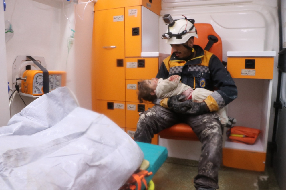 Các đội đang gấp rút tìm kiếm những người sống sót và đưa những người chết ra khỏi đống đổ nát. Một bé gái được đội cứu hộ cứu thoát khỏi đống đổ nát tại Syria