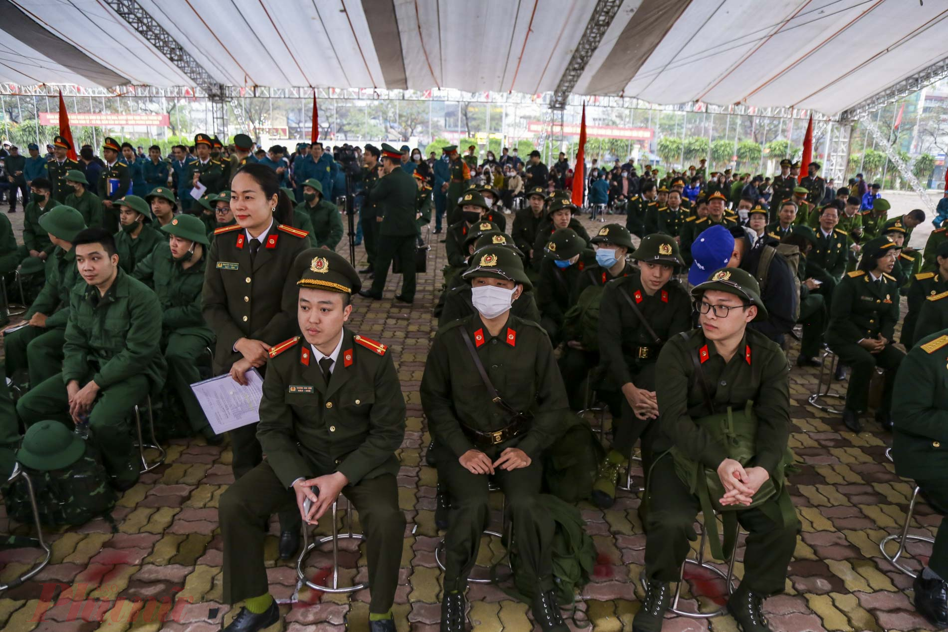 3.Trong số công dân quận Ba Đình lên đường nhập ngũ năm nay, có 69 công dân tham gia nghĩa vụ quân sự. Đáng chú ý, trong số đó có 41 công dân tự nguyện đăng ký nhập ngũ.