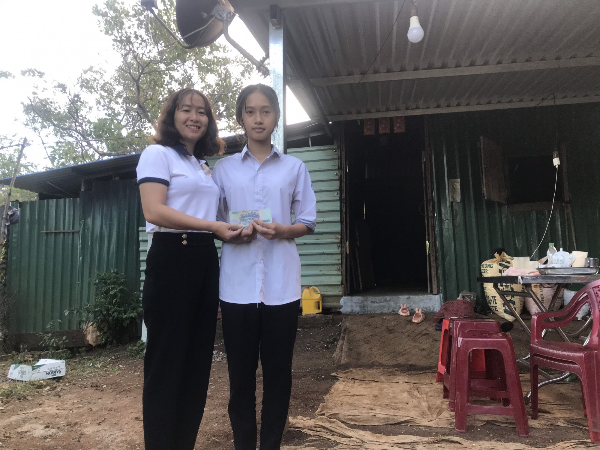 Nhờ sự kết nối của cô Hương, nhiều học sinh được trao học bổng hàng tháng
