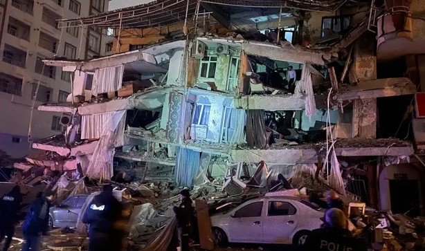 Một tòa nhà đổ sập sau động đất tại Thổ Nhĩ Kỳ