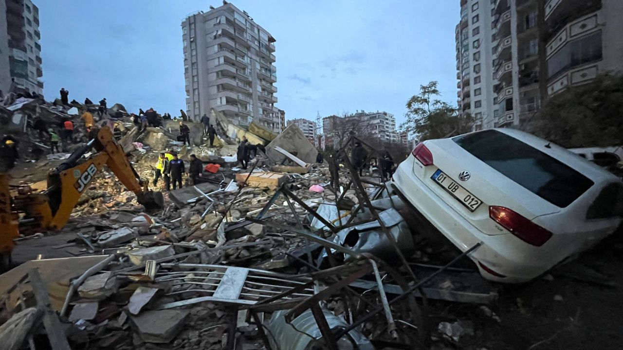 Một căn hộ bị phá hủy và phương tiện hư hỏng ở khu phố Yurt thuộc quận Cukurova sau trận động đất ở Adana, Thổ Nhĩ Kỳ
