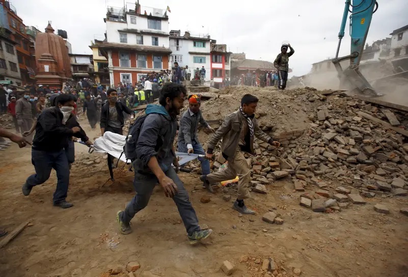Người dân khiêng một nạn nhân bị mắc kẹt trong đống đổ nát sau trận động đất ở Kathmandu, Nepal, ngày 25/4/2015