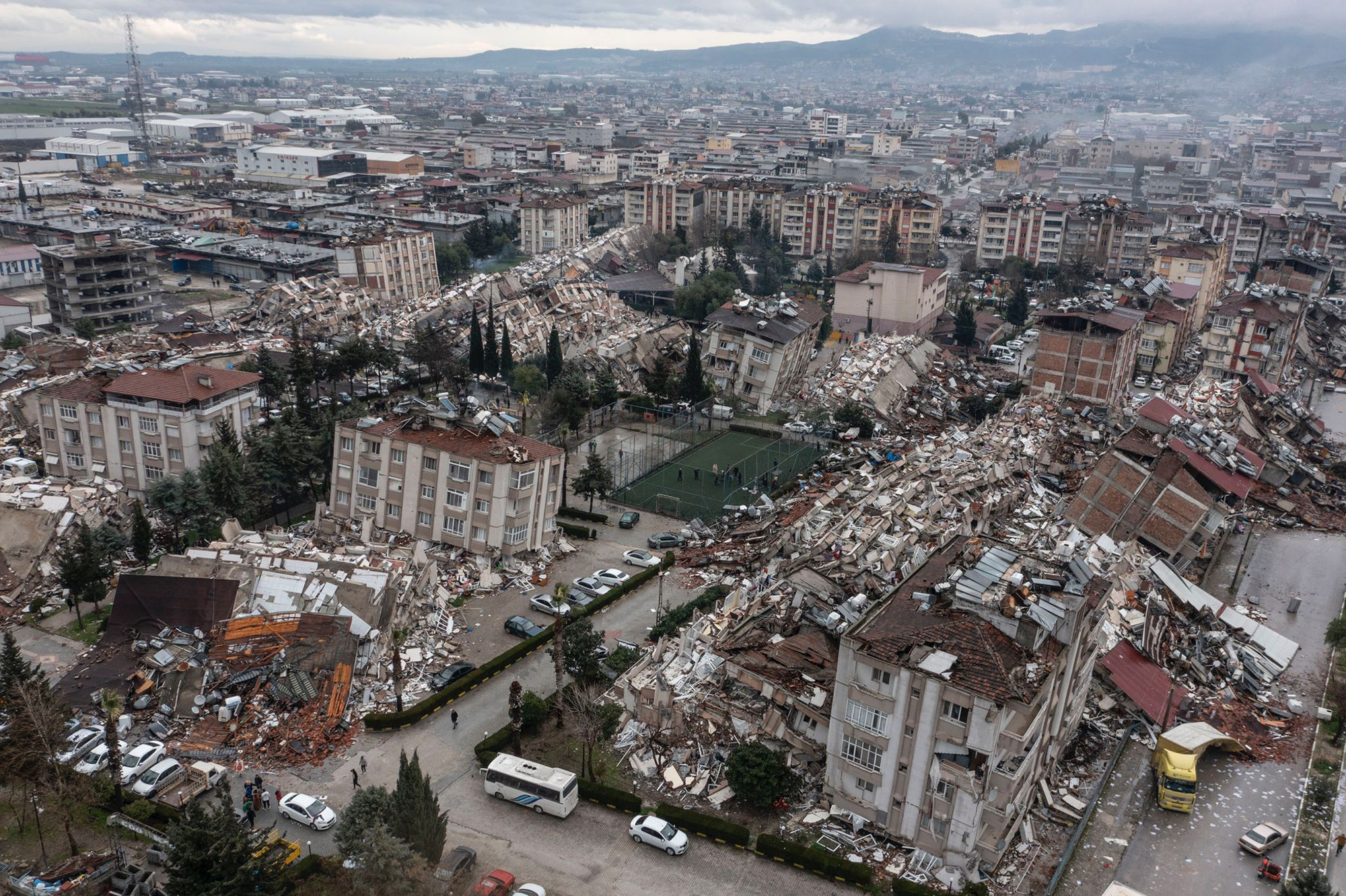 Trận động đất mạnh 7,8 độ Richter làm rung chuyển miền nam Thổ Nhĩ Kỳ, trong sáng ngày 6/2 (giờ địa phương) tiếp tục trở thành tâm điểm chú ý của dư luận thế giới. Ít nhất 1.500 người đã thiệt mạng ở Thổ Nhĩ Kỳ và Syria, cùng hàng ngàn người khác bị thương sau thảm họa khủng khiếp. Ngoài thiệt hại về người, rất nhiều tòa nhà trong đó có cả các di tích lịch sử cổ Gaziantep cùng bị tàn phá nghiêm trọng.