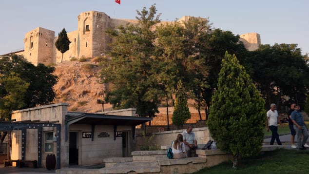 Theo các tài liệu khảo cổ, Lâu đài Gaziantep (Gaziantep Castle) là một lâu đài đầu tiên được xây dựng bởi Đế chế Hittite như một điểm quan sát và sau đó được xây dựng thành một lâu đài chính của Đế chế La Mã trên đỉnh một ngọn đồi ở trung tâm của Gaziantep, Thổ Nhĩ Kỳ.