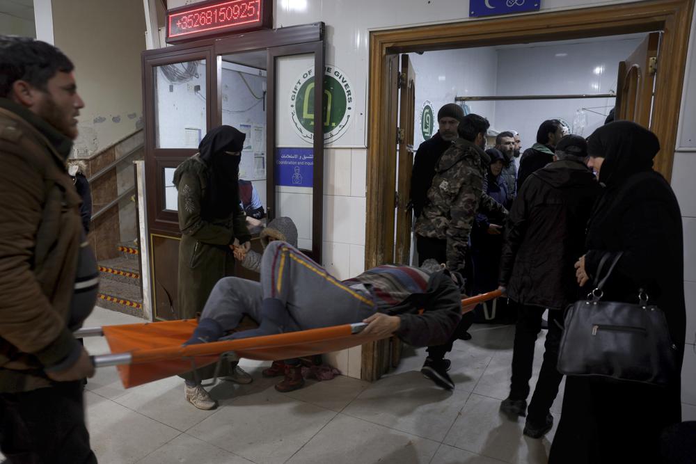 Một người đàn ông bị thương trong trận động đất được đưa vào Bệnh viện al-Rahma ở thị trấn Darkush, tỉnh Idlib, miền bắc Syria