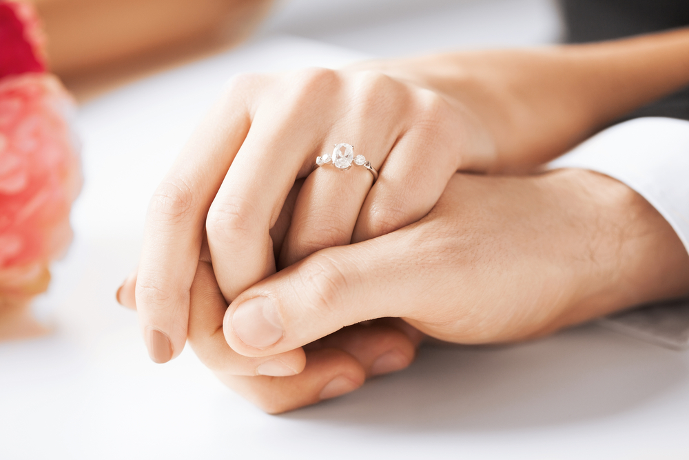 Hôn nhân có thể là dấu chấm hết của sự lãng mạn khi chồng ngày càng trở nên “lười biếng” (Nguồn ảnh: Shutterstock)