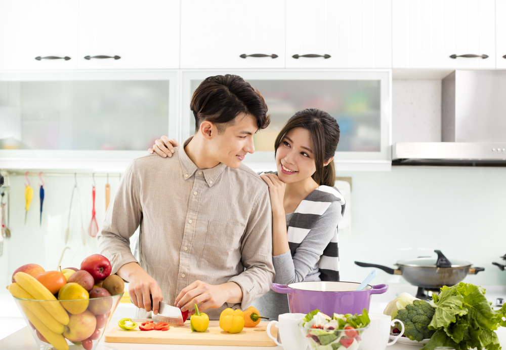 “Anh của ngày hôm qua” rất chiều chuộng vợ và luôn sẵn sàng vào bếp một cách vui vẻ (Nguồn ảnh: Shutterstock)