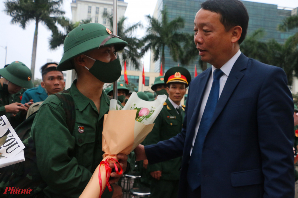 Ông Phan Thiên Định, Bí thư Thành ủy Huế tặng hoa động viên các thanh niên lên đường nhập ngũ
