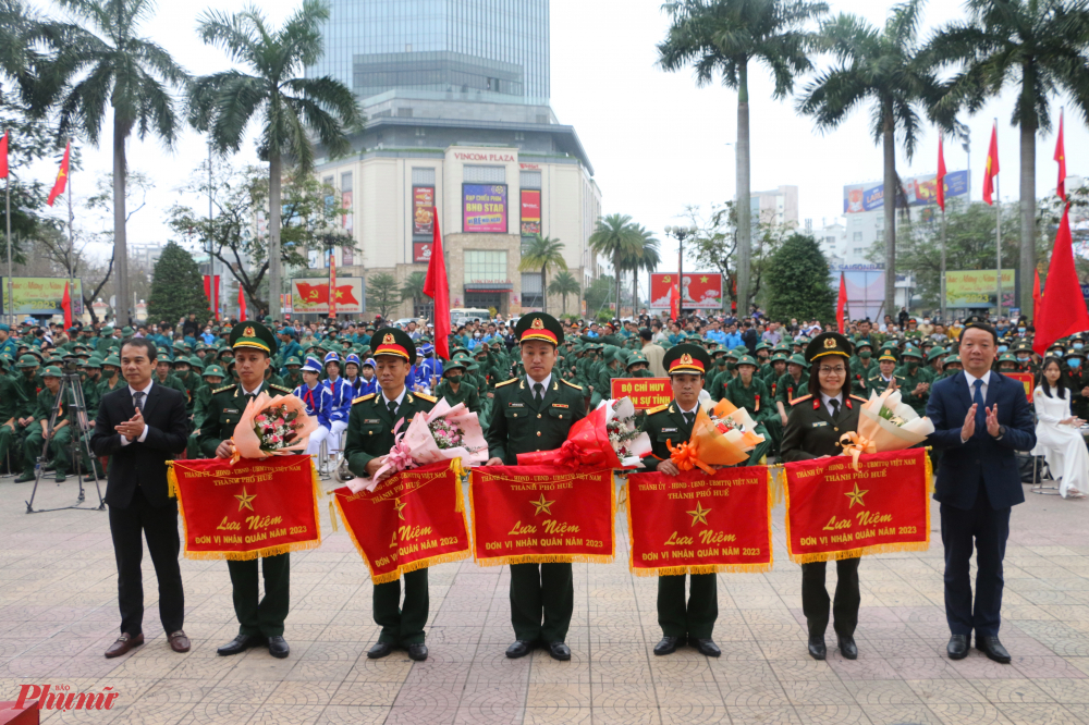 Lãnh đạo TP Huế tặng cờ lưu niệm cho các đon vị nhận quân
