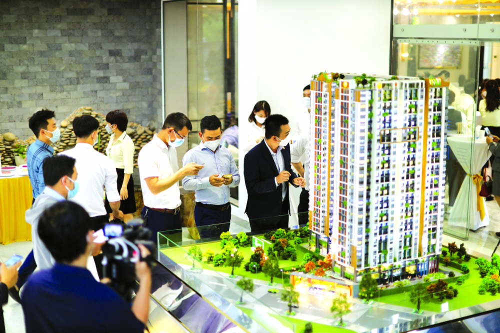 Giá phần lớn căn hộ ở TPHCM, Hà Nội hiện nay ở mức 50 triệu đồng/m2 trở lên, vì vậy các chuyên gia cho rằng cần cân nhắc lại quy định đánh thuế căn hộ có giá từ 50 triệu đồng/m2 trong dự thảo Luật Thuế bất động sản - ẢNH: B.T.