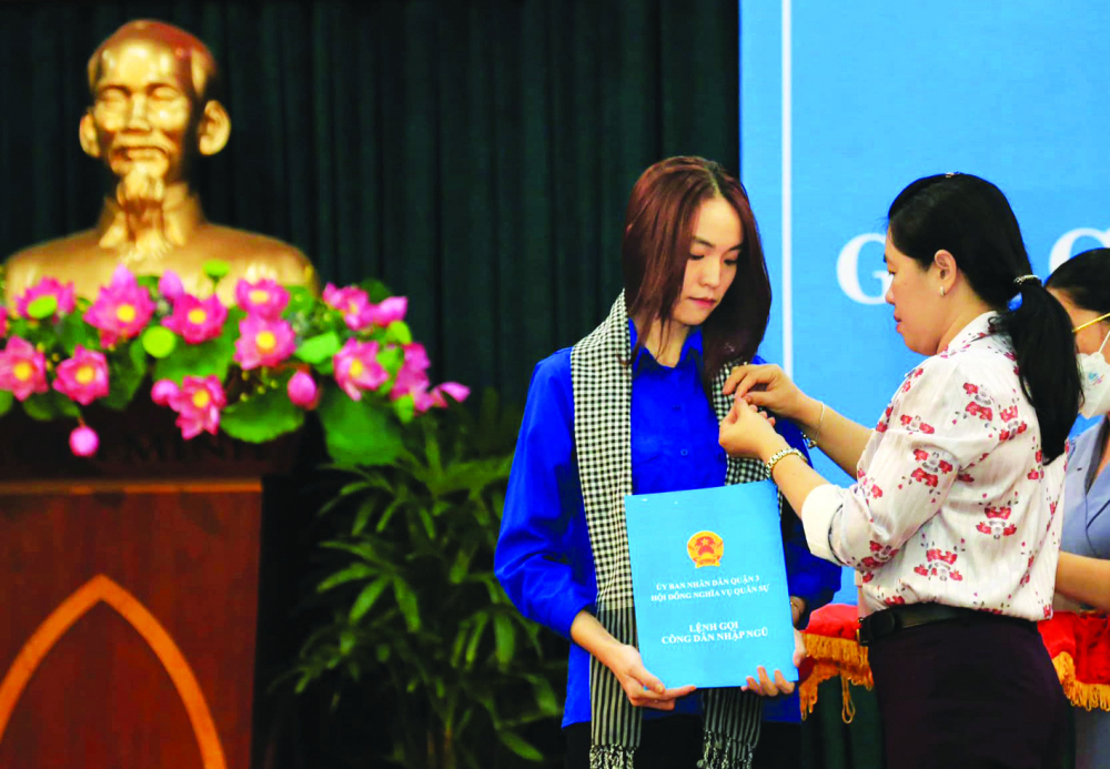 Bà Nguyễn Trần Phượng Trân - Chủ tịch Hội LHPN TPHCM - đã gửi tặng món quà yêu thương, chúc tân binh An Vũ Kim Phụng (quận 3) sẽ hoàn thành xuất sắc nghĩa vụ quân sự - ẢNH: HỘI LHPN TPHCM